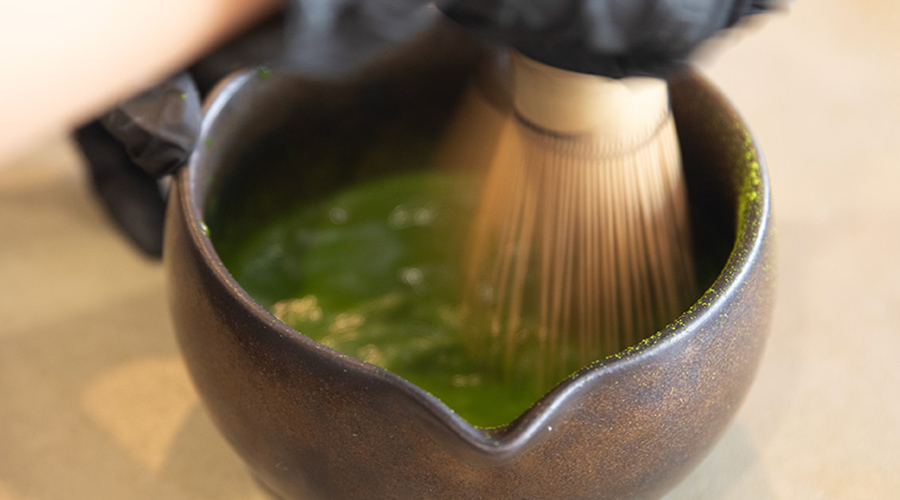 茶筅で点てた抹茶
